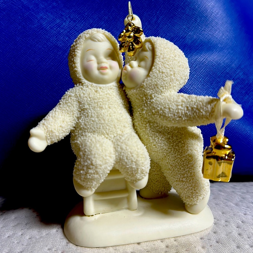 Snow Babies “KissMe”
